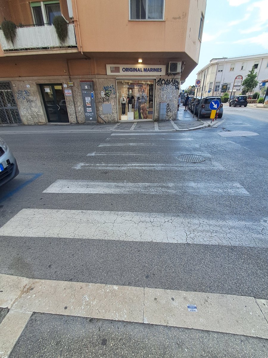 Miki_Mike_38's tweet photo. Facciamo attraversare in sicurezza tutti: bambini, anziani, turisti.
Oltre a fare le multe, rifate anche le strisce pedonali. Sono imbarazzanti in piena estate e con il pieno dei turisti. Grazie https://t.co/rsruIuKczD