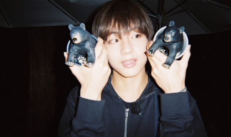 jklovres's tweet photo. —a filo #taekook au, wherein Camier (kth) found Percival's (jjk) ID on his way to school. https://t.co/xyUxblMs0f