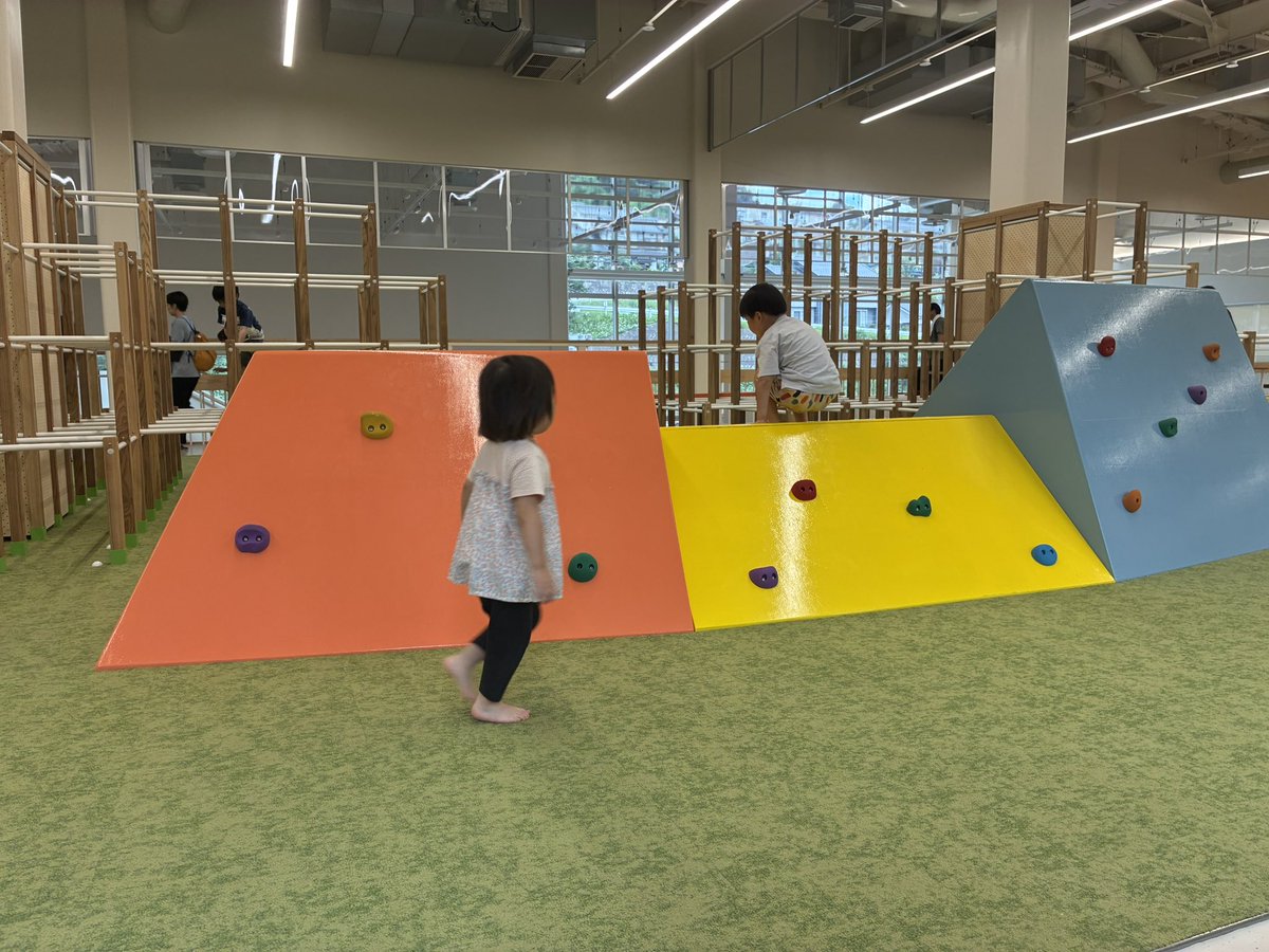 ふらっと寄った道の駅の2階に子供の遊び場ありがてぇ...