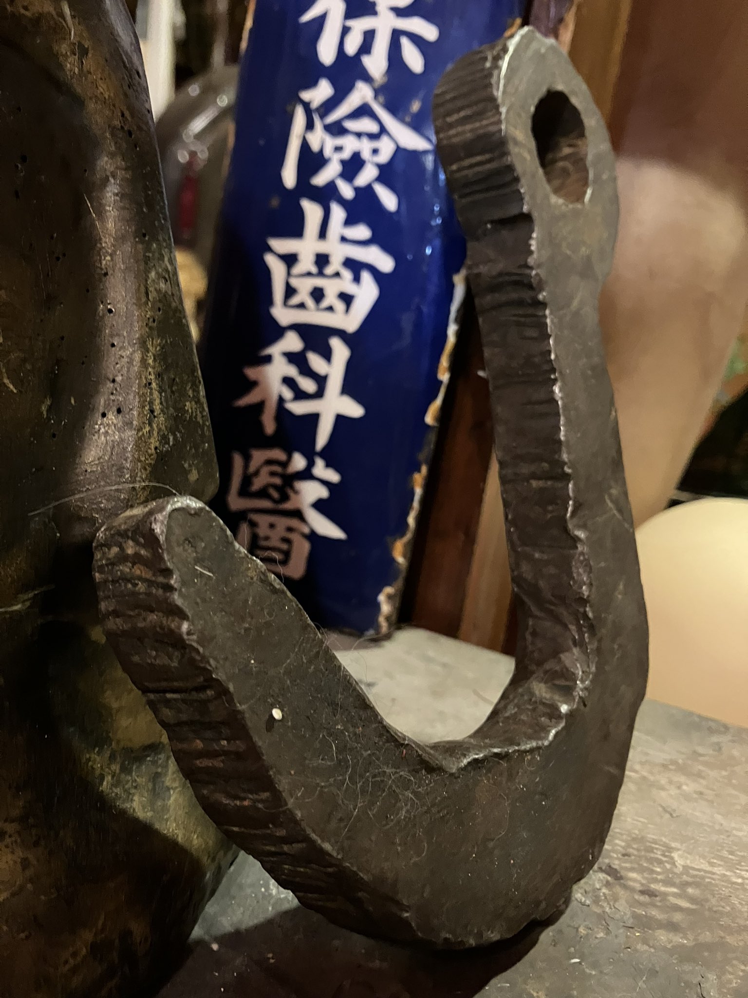 対になった錆びた鉄のスタンド アンティーク fit=scale-down,w=1200