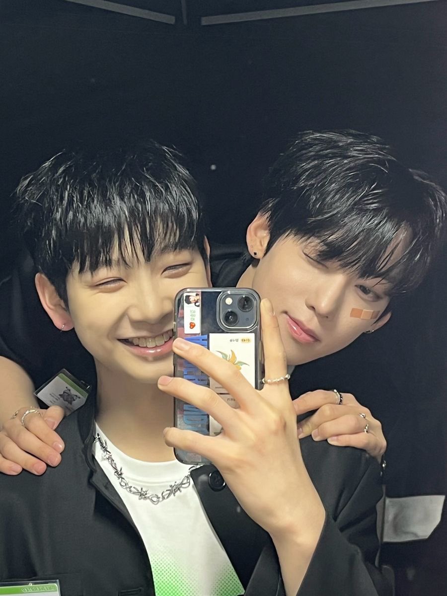 loserbots's tweet image. happy birthday my vale &amp;lt;3 
i hope this year treats you well ily so much!! 🐝
#22CaratCakes
#Pressin22
#BacktoVal
#EternalSunshineVal
#22Miffys4Val
#IfISayILoveVal
#City22
#OurPinkBloodedBot
#KickstartforVal
#22ndFruit