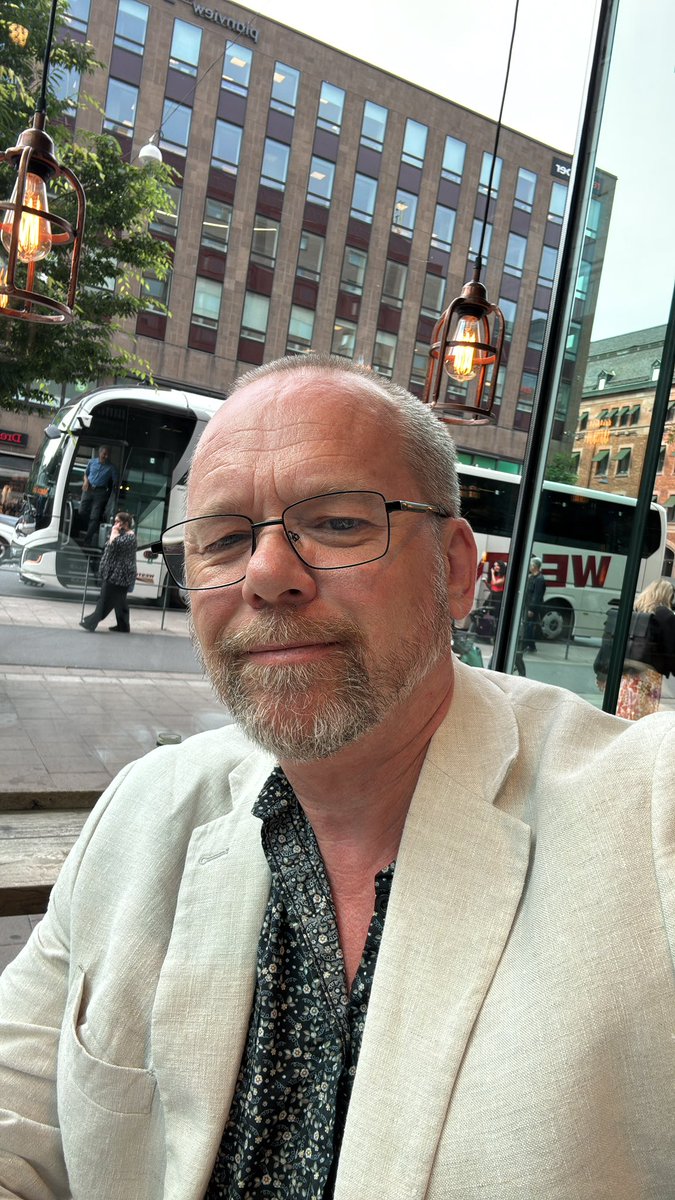 Har nu anlänt till Stockholm och ska träffa min vän från Åland som möter upp vid 11-tiden. 

Det blev flyg från Halmstad, inte mycket dyrare än tåg och flyget kommer alltid fram. 

Men fan va dyrt det var med tåg från Arlanda 😬

Det var bättre när de landade på Bromma.