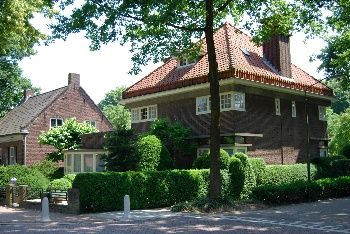 Villa Wilgewinde aan de Groenstraat 28 te Udenhout is gebouwd in 1928 naar een ontwerp van de Bossche architect J. van Halteren (1893-1973) in een regionale variant van de Amsterdams Schoolstijl. bit.ly/Wikiwoensdag-2…