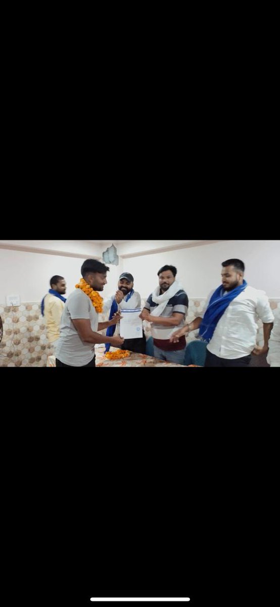 Narvindarsingh3's tweet photo. क्या यहि है वो हिस्ट्रीशीटर जिसक नाम.आफ़ताब को धमकी देने में आया है !
जिस ताहिर को आफताब हिस्ट्रीशीटर बोल रा है 10 साल बाद जेल से बहार आते ही उसको
खुद आफताब ने पार्टी जोईन क्यों करायी ? तस्वीरों में साफ़ दिख रहा है इनके सम्बंध काफी गहरे और पुराने है! जांच तो होनी ही चाहिए की ताकि पता चले की पार्टी की आड़ में आफ़ताब कितने अपराधीयो को संरक्षण दे रहा है! जाँच ये भी होनी चाहिए कि जिस 
हत्या कांड में ये हिस्ट्रीशीटर 10 साल तिहाड़ जेल में रहकर आया है उसमे आफताब का नाम आते आते कैसे मिट गया ? @delhipolice से कही कोई चूक तो नहीं हो गयी ?
@ghaziabadpolice @BhimArmyChief @VinayRatanSingh @SureshChavhanke