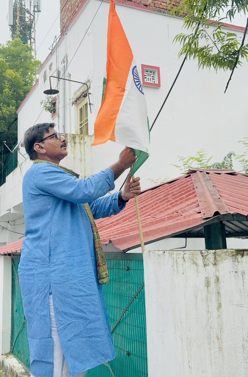 DhirendraGBN's tweet image. आज #HarGharTiranga अभियान के अंतर्गत अपने लखनऊ स्थित आवास पर तिरंगा फहराया। माननीय यशस्वी प्रधानमंत्री श्री @narendramodi जी द्वारा शुरू किए #HarGharTiranga अभियान से जुड़ते हुए अपने आवास पर तिरंगा लगाकर, देश की आजादी के लिए अपना सर्वत्र न्योछावर करने वाले जांबाजों का स्मरण किया।…
