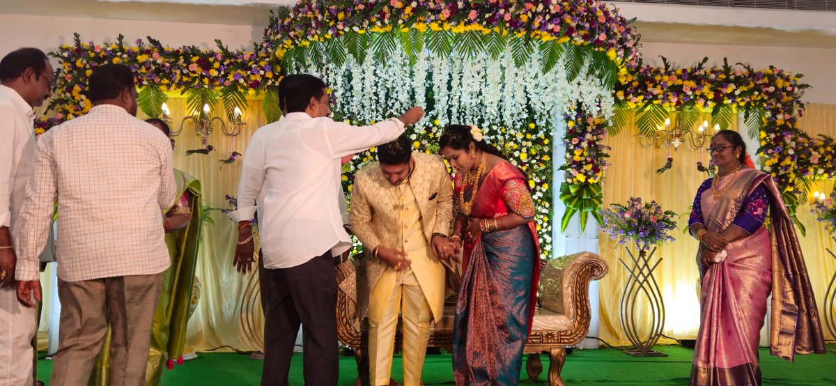 karumurionline's tweet photo. తణుకు పట్టణంలోని కమ్మ కళ్యాణ మండలం నందు జరిగిన నమ్మి శ్రీనివాస్ గారి కుమార్తె వివాహ రిసెప్షన్ కార్యక్రమంలో పాల్గొనటం జరిగింది.
#regionalcoordinator
#Nelloredistrict
#KarumuriVenkataNageswaraRao
#tanuku
#marriagereception https://t.co/gDtUSV9B2t