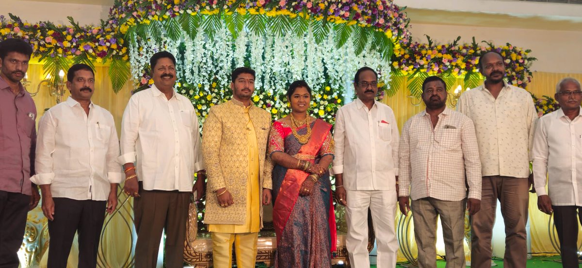 karumurionline's tweet photo. తణుకు పట్టణంలోని కమ్మ కళ్యాణ మండలం నందు జరిగిన నమ్మి శ్రీనివాస్ గారి కుమార్తె వివాహ రిసెప్షన్ కార్యక్రమంలో పాల్గొనటం జరిగింది.
#regionalcoordinator
#Nelloredistrict
#KarumuriVenkataNageswaraRao
#tanuku
#marriagereception https://t.co/gDtUSV9B2t