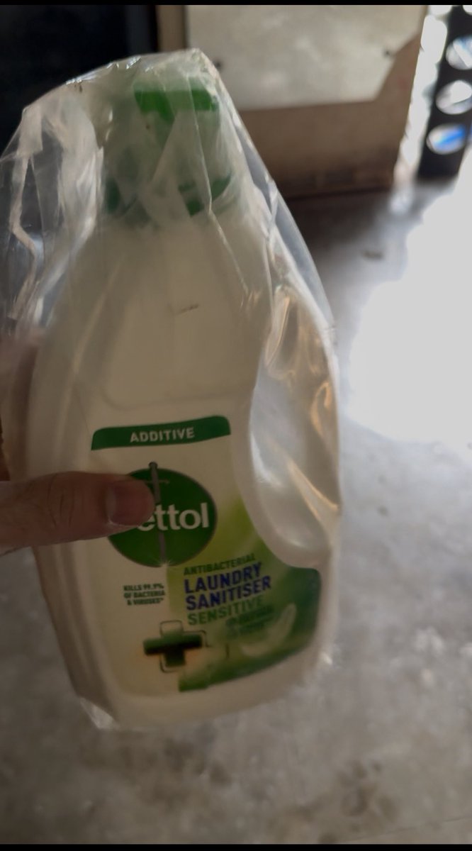 rayole's tweet photo. @amazonIN @amazon @AmazonHelp @amazonThe product I ordered arrived damaged — the Dettol bottle was completely spilled inside the packaging. Please arrange a replacement or issue a refund at the earliest. Order ID: 404-2806313-9032357 #amazon #india #damaged #product #return https://t.co/lyw2Ukn3Yf