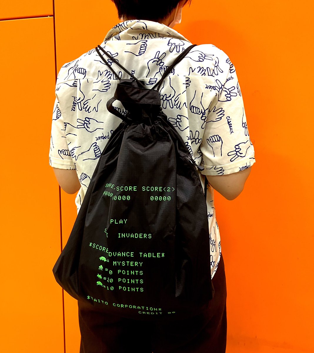 taitostation_i's tweet image. ジムサック👾は便利な2way仕様。
手持ちもできるし、背負って使う事も出来ます。デザインはお馴染みのインベーダーデモ画面。
#秋葉原Hey #spaceinvaders