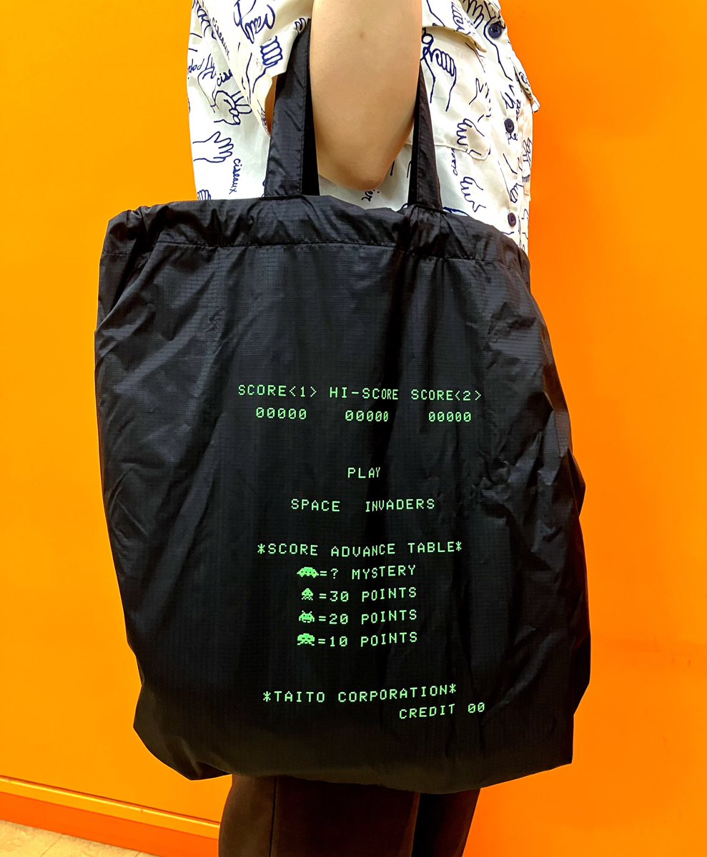 taitostation_i's tweet image. ジムサック👾は便利な2way仕様。
手持ちもできるし、背負って使う事も出来ます。デザインはお馴染みのインベーダーデモ画面。
#秋葉原Hey #spaceinvaders