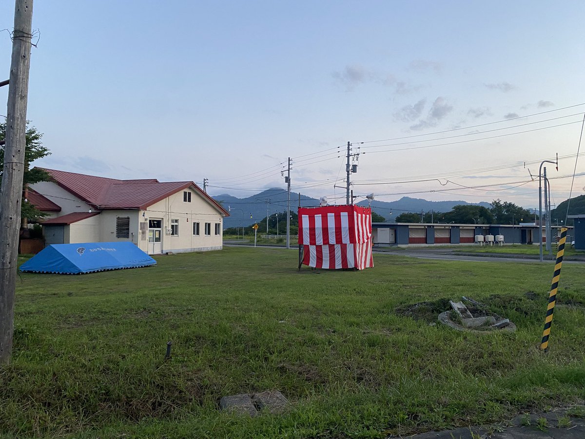 夕張でさっそくイベントをおこないます◎冬のレジデンスで制作した映像を盆踊り会場で上映します！！

山岸耕輔映像上映会《水平を運ぶ　宮前浴場 - シホロカベツ川》
8月13日（水）21時ごろ〜（宮前町盆踊り終了・片付け後そのまま実施）