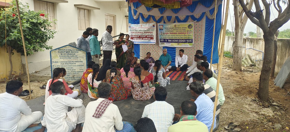 VJRMgnregs's tweet photo. ಮಾನ್ಯ ಶ��ರೀ ಲಕ್ಷ್ಮಿಕಾಂತ್ ಡಿ, ಕಾರ್ಯನಿರ್ವಾಹಕ ಅಧಿಕಾರಿಗಳು ತಾಲೂಕು ಪಂಚಾಯಿತಿ ಹಗರಿಬೊಮ್ಮನಹಳ್ಳಿ ರವರು ಈ ದಿನ ಹಂಪಾಪಟ್ಟಣ ಗ್ರಾಮ ಪಂಚಾಯತಿಯಲ್ಲಿ ಜರಗಿದ 2024-25 ನೇ ಸಾಲಿನ ಮಹಾತ್ಮ ಗಾಂಧಿ ನರೇಗಾ ಮತ್ತು 15 ಹಣಕಾಸು ಯೋಜನೆಯ ಹಾಗೂ ರಾಜ್ಯ ಹಣಕಾಸು ಆಯೋಗದ ಕಾಮಗಾರಿಗಳ ಸಾಮಾಜಿಕ ಪರಿಶೋಧನೆ ಗ್ರಾಮ ಸಭೆಯಲ್ಲಿ ಪಾಲ್ಗೊಂಡರು. https://t.co/X2LEwVCf3X