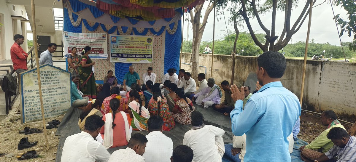 VJRMgnregs's tweet photo. ಮಾನ್ಯ ಶ��ರೀ ಲಕ್ಷ್ಮಿಕಾಂತ್ ಡಿ, ಕಾರ್ಯನಿರ್ವಾಹಕ ಅಧಿಕಾರಿಗಳು ತಾಲೂಕು ಪಂಚಾಯಿತಿ ಹಗರಿಬೊಮ್ಮನಹಳ್ಳಿ ರವರು ಈ ದಿನ ಹಂಪಾಪಟ್ಟಣ ಗ್ರಾಮ ಪಂಚಾಯತಿಯಲ್ಲಿ ಜರಗಿದ 2024-25 ನೇ ಸಾಲಿನ ಮಹಾತ್ಮ ಗಾಂಧಿ ನರೇಗಾ ಮತ್ತು 15 ಹಣಕಾಸು ಯೋಜನೆಯ ಹಾಗೂ ರಾಜ್ಯ ಹಣಕಾಸು ಆಯೋಗದ ಕಾಮಗಾರಿಗಳ ಸಾಮಾಜಿಕ ಪರಿಶೋಧನೆ ಗ್ರಾಮ ಸಭೆಯಲ್ಲಿ ಪಾಲ್ಗೊಂಡರು. https://t.co/X2LEwVCf3X