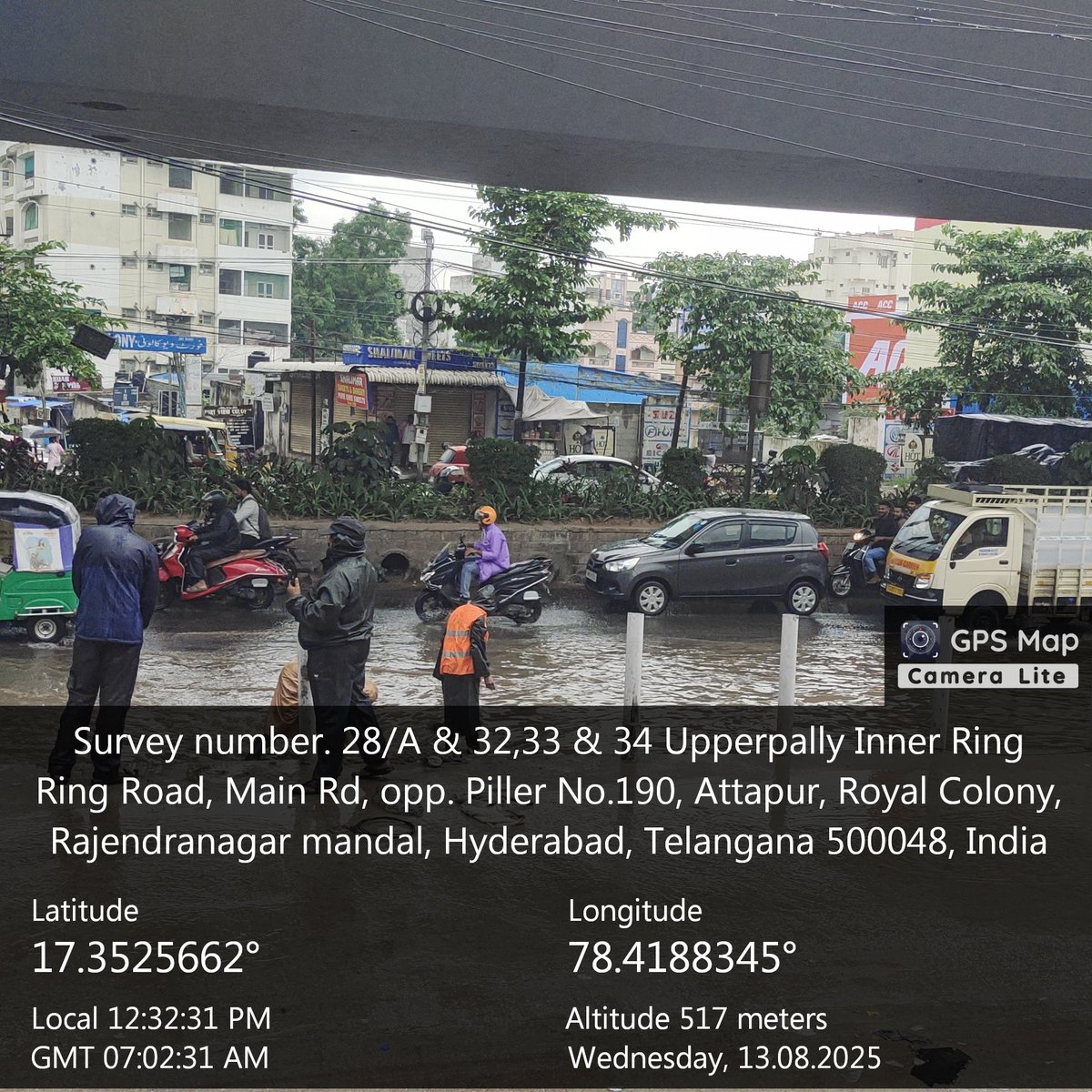 laddulacry's tweet photo. Great work by @Comm_HYDRAA , @HYDTP &amp; @GHMCOnline
To ease traffic movement at Piller 191 Attapur 

#HyderabadRains #Hydraa #GHMC #ReliefOperations https://t.co/4PxWcaBApw