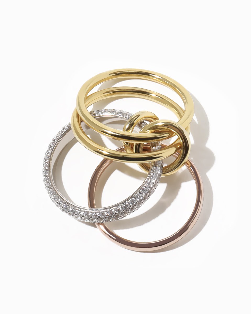 THORN MIXTURE RING

3つの異なったデザインのリングが
繋がったリング。
細い2連・ストーン入り・シンプルリング
と3種のリングをミックスさせ
シンプルなリングの中で潜む
強さと美しさを表現。

3種のカラーはゴールド・ピンクゴールド
シルバーと異なるカラーをチョイスし