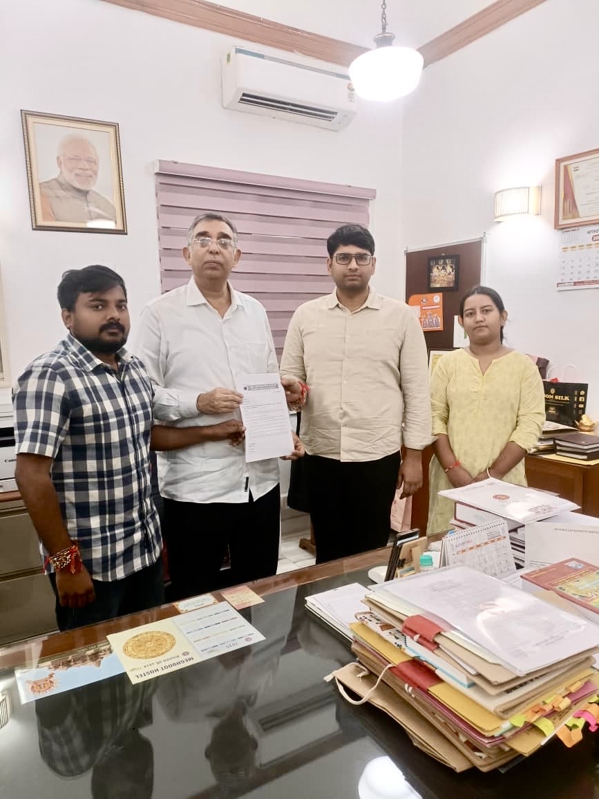 आज अखिल भारतीय विद्यार्थी परिषद दिल्ली के प्रतिनिधिमंडल ने प्रदेश मंत्री श्री सार्थक शर्मा के नेतृत्व में दिल्ली विश्वविद्यालय के रजिस्ट्रार को दिल्ली विश्वविद्यालय छात्र संघ चुनाव चुनाव में प्रत्याशी बनने हेतु ₹1 लाख का बॉन्ड भरने की अलोकतांत्रिक  शर्त को तत्काल वापस लेने की