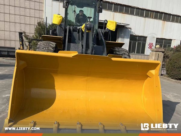 liebtycn's tweet image. 🚜 LIEBTY shipped an XCMG LW500FN wheel loader to Congo 🇨🇬!
With 5t load, 3m³ bucket, WEICHAI engine ⚡ &amp;amp; 4WD drive, it’s built for heavy-duty performance 💪
📩export@liebty.com
#XCMG #wheelloader #Congo #machineryexport #constructionequipment