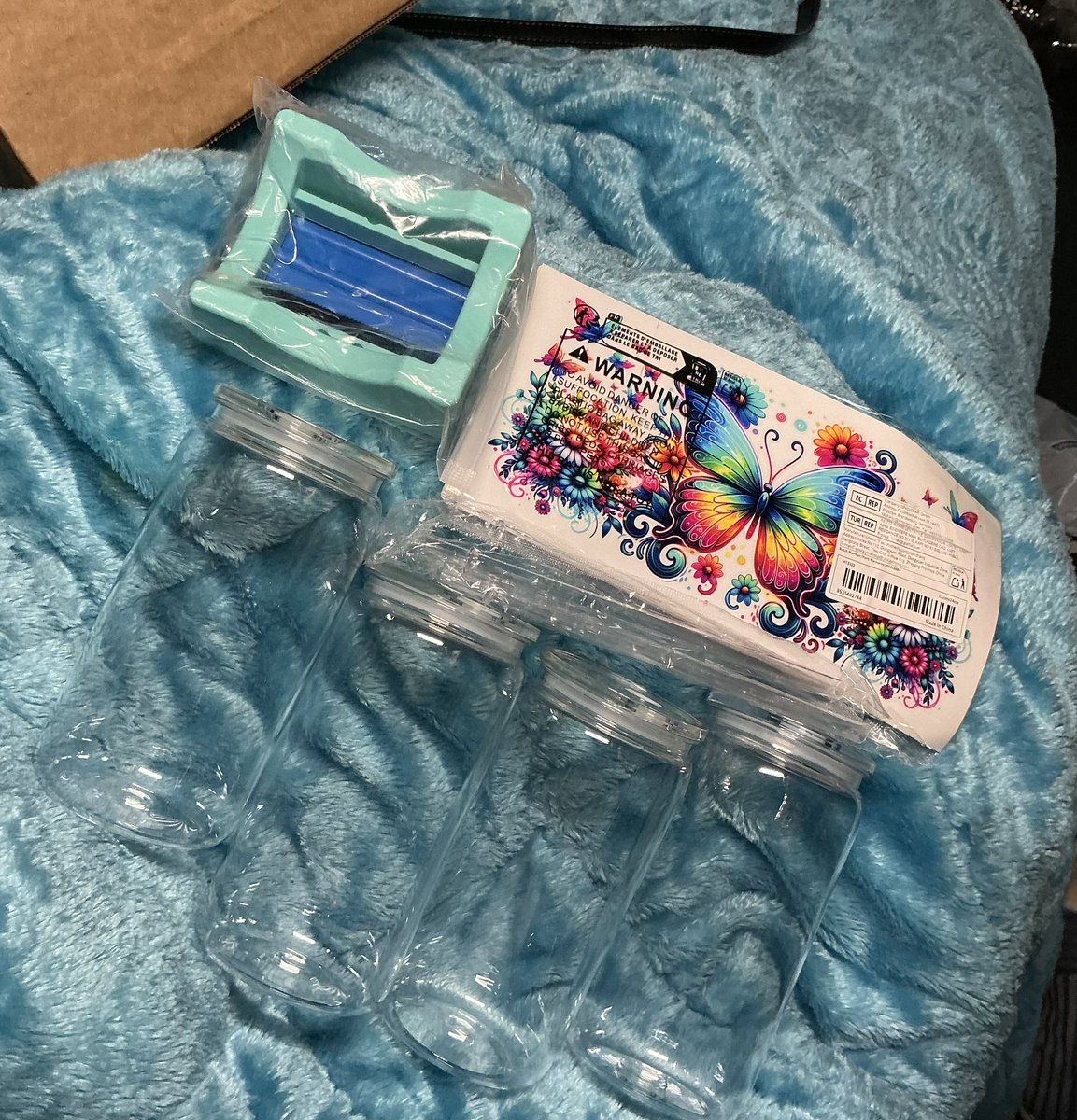 ItsErikabYo's tweet image. These are the rest of the things I got off Temu. I use my birthday money to buy these and I’ll be attempting to make some cups tonight 
#temuhaul