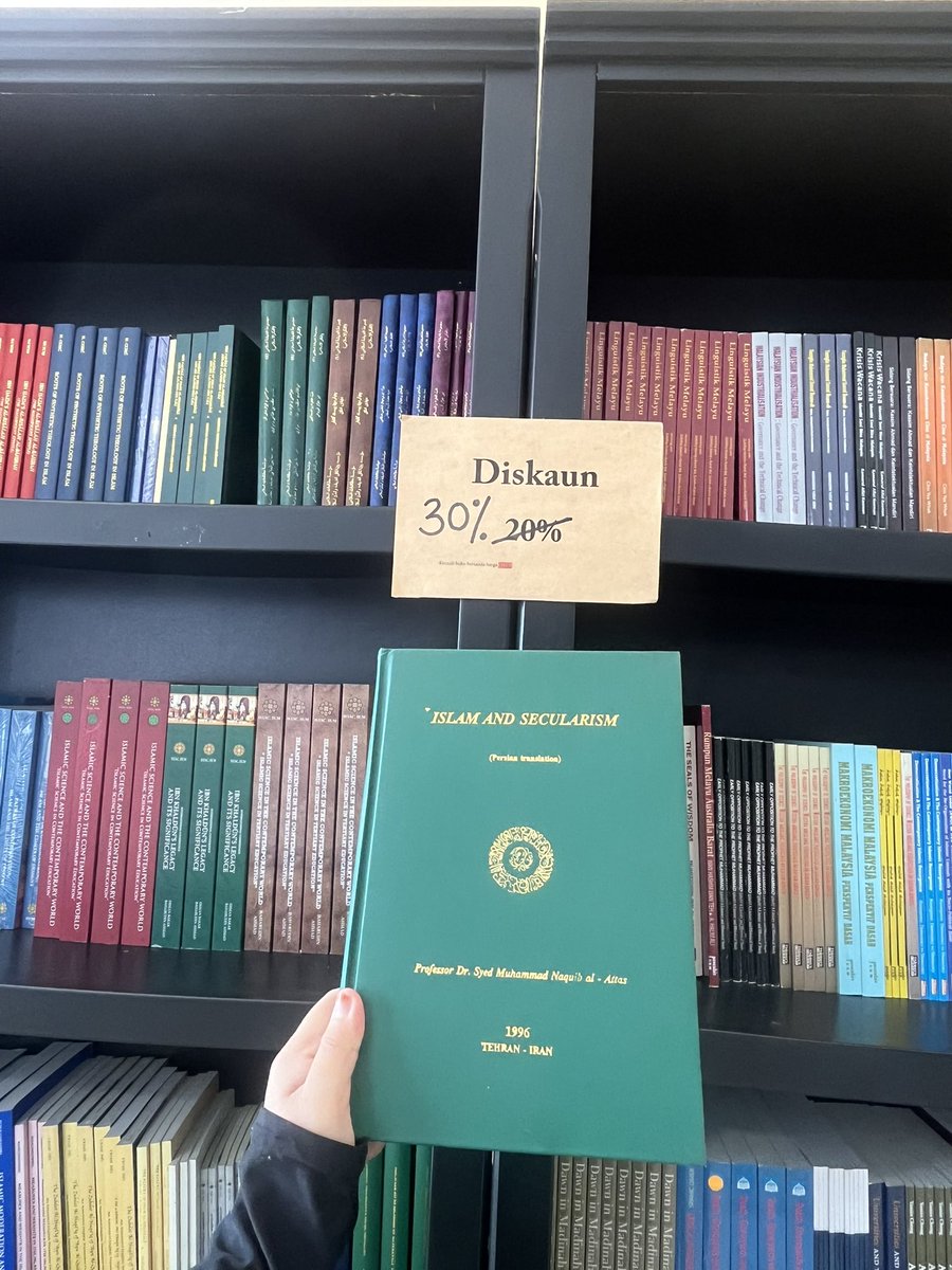 pelitadhihin's tweet photo. Eh, dapat 30%?! 😲 Sempena bulan Merdeka, buku-buku di rak hitam Pelita Dhihin kini dengan diskaun khas. 

Terhad untuk walk-in sahaja! https://t.co/l5Nx0HF4wb