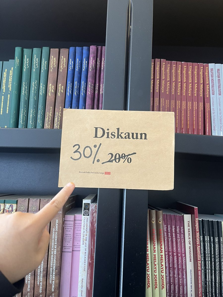pelitadhihin's tweet photo. Eh, dapat 30%?! 😲 Sempena bulan Merdeka, buku-buku di rak hitam Pelita Dhihin kini dengan diskaun khas. 

Terhad untuk walk-in sahaja! https://t.co/l5Nx0HF4wb