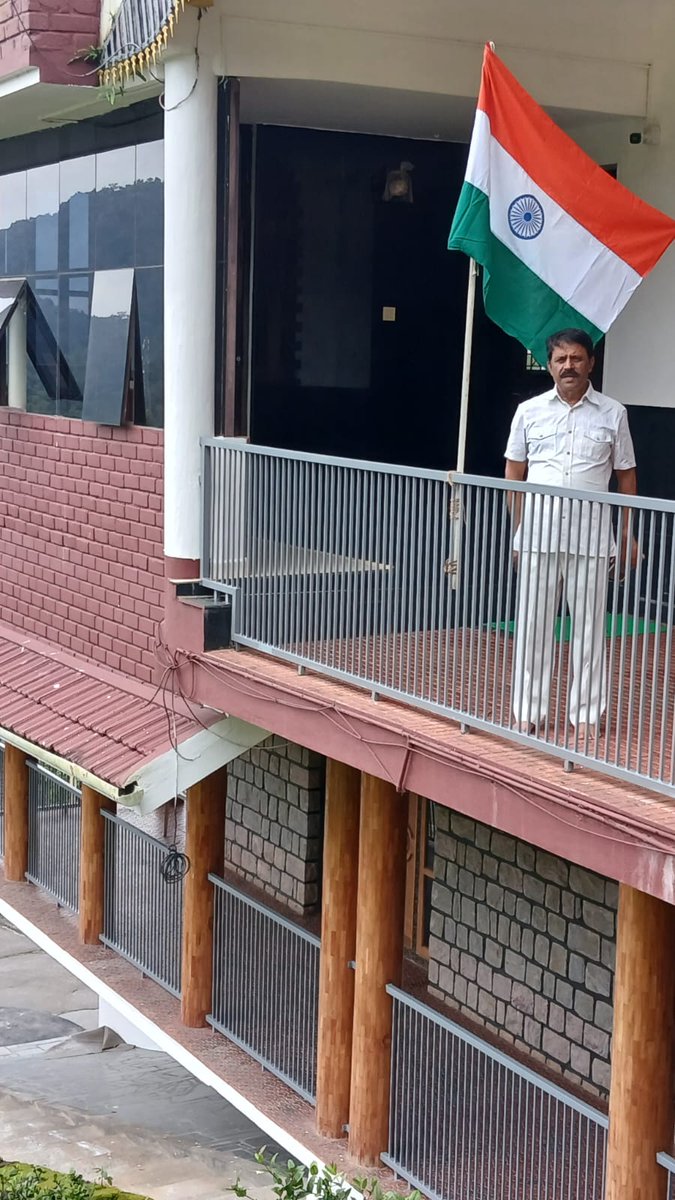 ಸನ್ಮಾನ್ಯ ಪ್ರಧಾನ ಮಂತ್ರಿ  ನರೇಂದ್ರ ಮೋದಿಜೀ ಯವರ ಸೂಚನೆಯಂತೆ ಹರ್ ಘರ್ ತಿರಂಗ ಅಭಿಯಾನದ ಮೂಲಕ ಪ್ರತಿ ಮನೆಯಲ್ಲಿಯೂ ತ್ರಿವರ್ಣ ಧ್ವಜವನ್ನು ಹಾರಿಸುವ ಅಭಿಯಾನದಂತೆ ನಮ್ಮ ಮನೆಯಲ್ಲಿ ತ್ರಿವರ್ಣ ಧ್ವಜ ಹಾರಿಸಿದ ಸಂದರ್ಭ