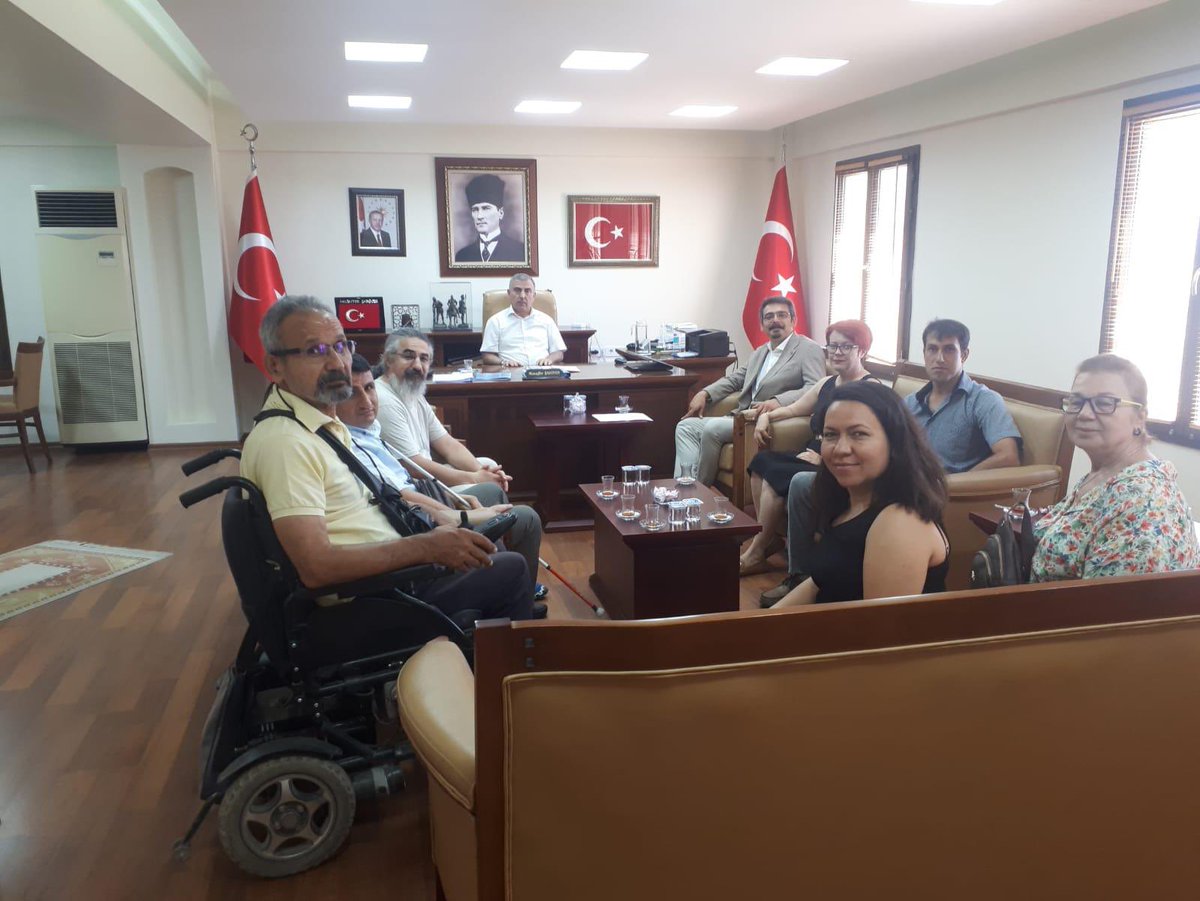 Engelli Hakları Çalışma Grubumuz ile birlikte Bornova Kaymakamı Sn. Muzaffer Şahiner’i makamında ziyaret ederek yerel ölçekte bir engelli politikası oluşturulması noktasında fikir alışverişinde bulunduk. Nazik ev sahipliği için çok teşekkür ederiz.