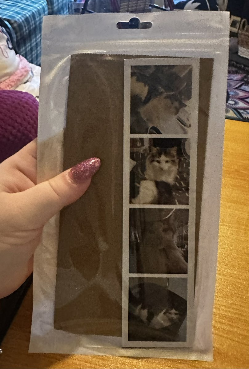 ItsErikabYo's tweet image. I bought my own personalised canvas of Toby for her bedroom as she’s getting a new special bed delivered shortly in the next few weeks and I also got her some fridge magnets. We are going to get some more canvases to put on her wall in her bedroom 
#temuhaul #personlisedgifts