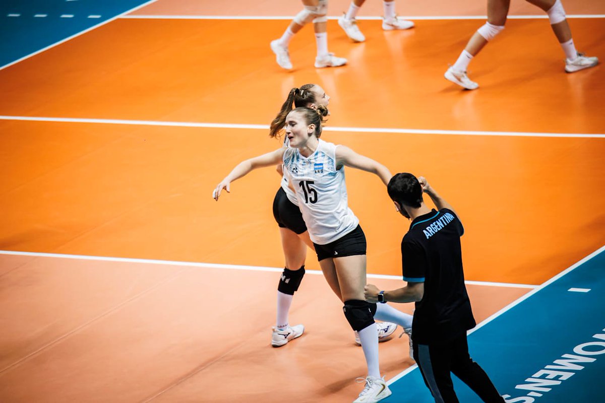 Voley_FeVA's tweet photo. ¡Las Panteritas, entre los ocho mejores del Mundial U21!

ARG 🇦🇷 3 - CZE 🇨🇿 0
25-15, 25-13, 25-19

🔝 M. Bednarek, máxima anotadora con 17 puntos

La última vez que Argentina llegó a cuartos en U21 fue en 2001, en 🇩🇴

🔜 15/8 vs Brasil

🌐 https://t.co/PQRf0I8I9q https://t.co/Kp8mVWlwkk