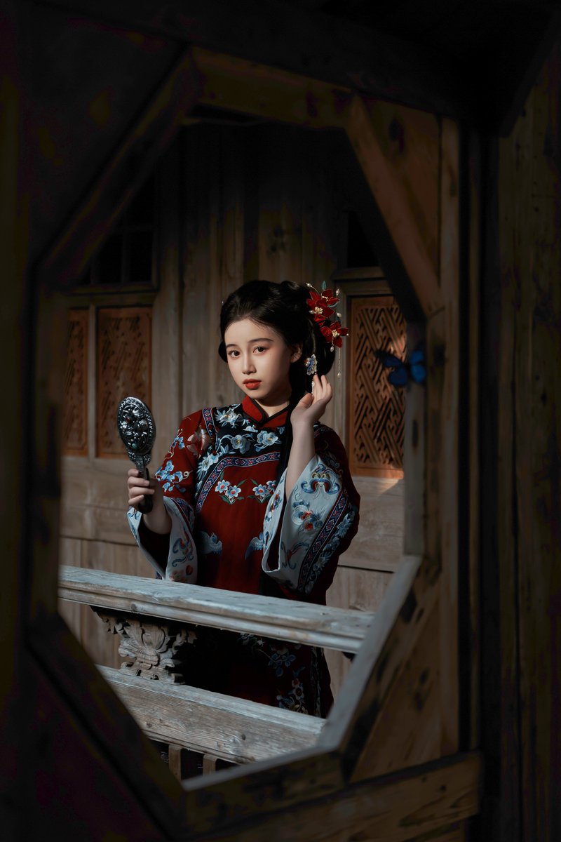 HolaFujian's tweet photo. In the ancient village of #Pingnan, #Fujian, she turns back with a pipa in her arms, and even time pauses for this touch of timeless grace. #Ningde #villagegirl #chinesegirl #AncientChinese https://t.co/X4O6YApJ7B