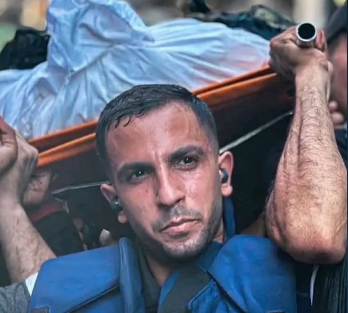 Il giorno prima, Anas Al Sharif aveva portato sulle spalle i corpi dei suoi colleghi giornalisti uccisi da Israele.
Ieri, i suoi colleghi ancora vivi, hanno portato il suo corpo massacrato.
Questo a Gaza è accaduto 238 volte in 670 giorni.
#IsraelGenocida 
#israeleuccidelaverità