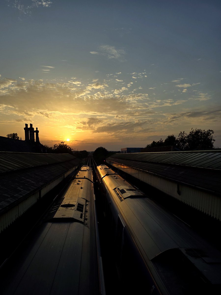 adam_lx's tweet photo. A beautiful sunset last night overlooking Worksop railway station whilst two @northernassist trains await departure 
@networkrail
#Worksop #sunset #networkrail #railwayphotography #beautifulday #goldenhour  #trains #travel https://t.co/Uc7Hl5ojJj