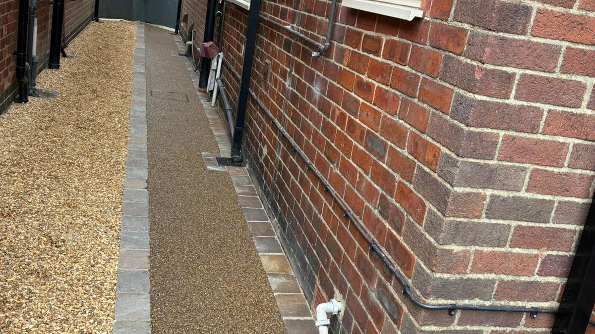 HMSDecorative's tweet image. We were in Derbyshire last week to transform a #driveway with a stunning #resinbound surface in Heritage Bronze. Not only does it add serious #kerbappeal, but this surface is also low-maintenance, durable and offers enhanced slip resistance! ✨