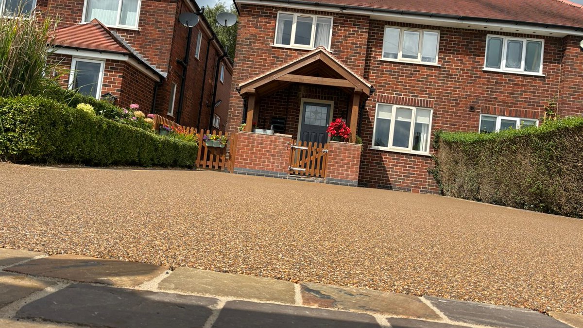 HMSDecorative's tweet image. We were in Derbyshire last week to transform a #driveway with a stunning #resinbound surface in Heritage Bronze. Not only does it add serious #kerbappeal, but this surface is also low-maintenance, durable and offers enhanced slip resistance! ✨
