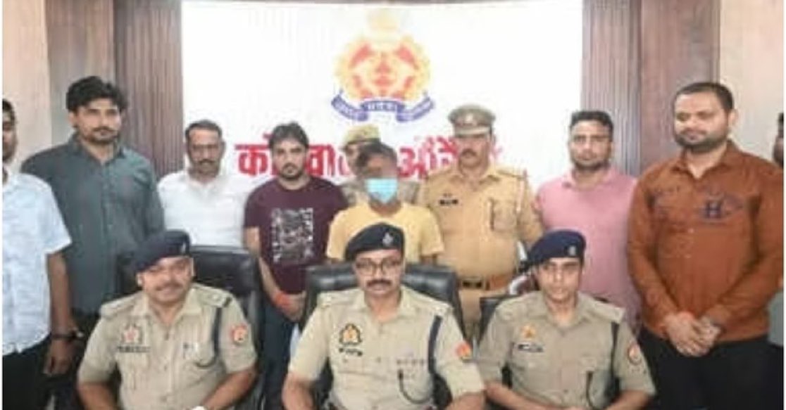 UP क़े औरैया में रक्षाबंधन क़े दिन एक नाबालिग लड़की ताऊ क़े घर अपने चचेरे भाई को राखी बाँधने गई थी और वही रुक गई।
रात क़े समय चचेरे भाई ने बहन क़े साथ रेप किया। जब ज्यादा ब्लीडिंग हुई तो आरोपी घबरा गया और उसने बदनामी क़े डर से अपनी बहन की गला दबाकर हत्या कर दी। 
आरोपी का नाम
