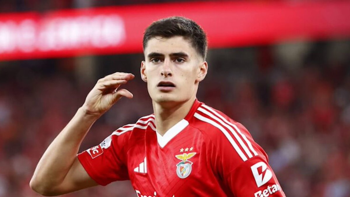 LancaDiogo's tweet image. António Silva está a recuperar a confiança e a voltar à boa forma.

Vai ser uma peça fundamental na nossa defesa, ao lado do nosso Capi.

3 jogos oficiais, 3 cleensheet.

Venha o Estrela 💪

#RUMOAO39