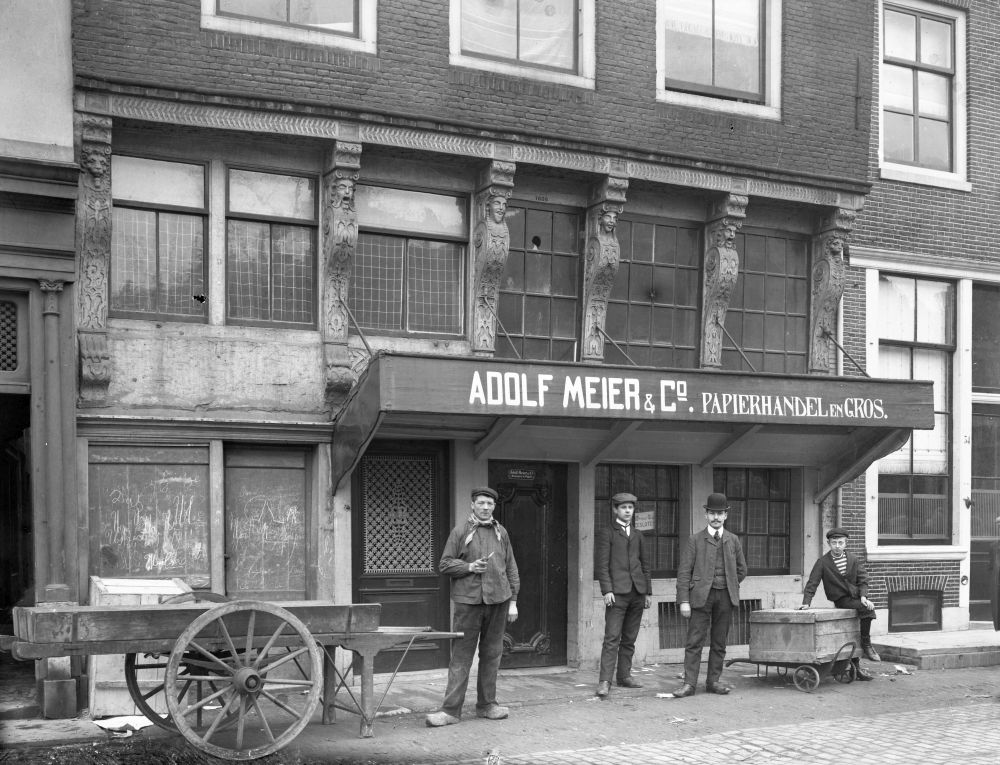 Neude - 1904 | Toen je nog zonder scrupules Adolf op je voorgevel kon zetten…. Adolf Meier had hier zijn Papierhandel. De zes fraaie karyatiden uit 1606 (!) aan de gevel gaan nu schuil achter de parasols van Tapperij 'De Luifel'

#ronddeneude