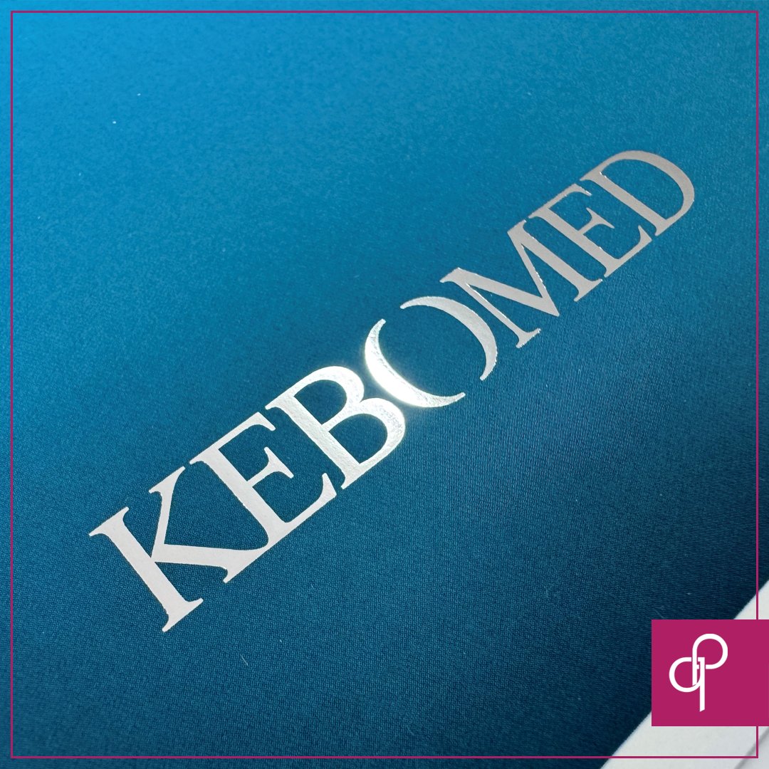 QuickPrintUK's tweet image. These foiled #notepads are handed out by Kebomed. Sleek, smart &amp;amp; worthy of any desk space, order products to keep your brand in sight &amp;amp; in mind!
 
Get in contact to discover your options: 
quickprint.co.uk/p/about/about-…

#Branding #ExeterPrinters #Giveaways #SilverFoil #GraphicDesign