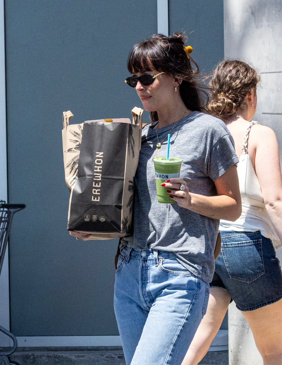 dakotaj_updates's tweet photo. Dakota Johnson was seen shopping at Erewhon Market before getting her car washed yesterday, 12, in Los Angeles. https://t.co/Vn7N7VbgUs