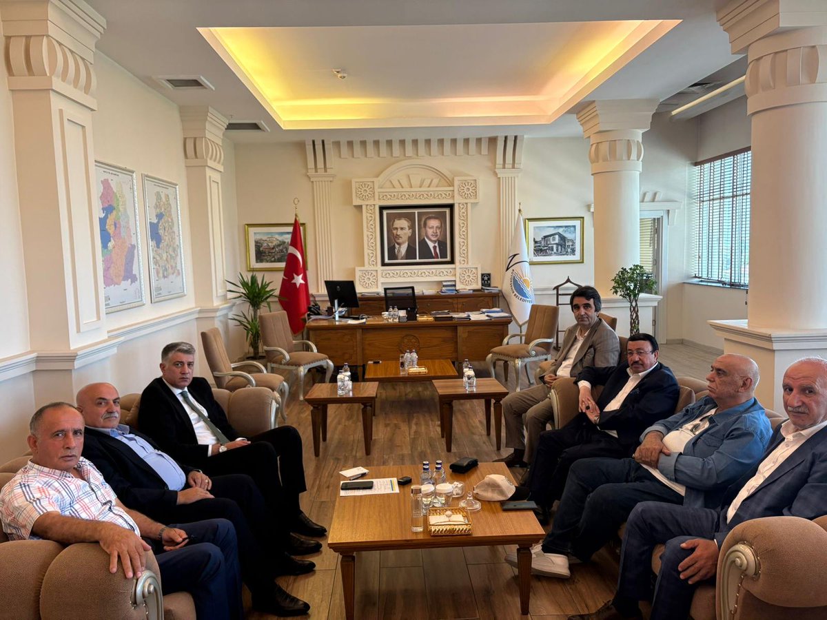 Genel Başkan Vekilimiz, Aşiret Liderlerimiz ve Kanaat Önderlerimiz Van Büyük Şehir Belediyesi Genel Sekreteri sayın Ulaş Akhan'ı makamında ziyaret ettiler. Misafirperverliğinden ötürü kendilerine teşekkür ederiz.
<a href="/RasimASLAN65/">Rasim ASLAN</a> <a href="/vanbuyuksehirbb/">T.C. Van Büyükşehir Belediyesi</a>