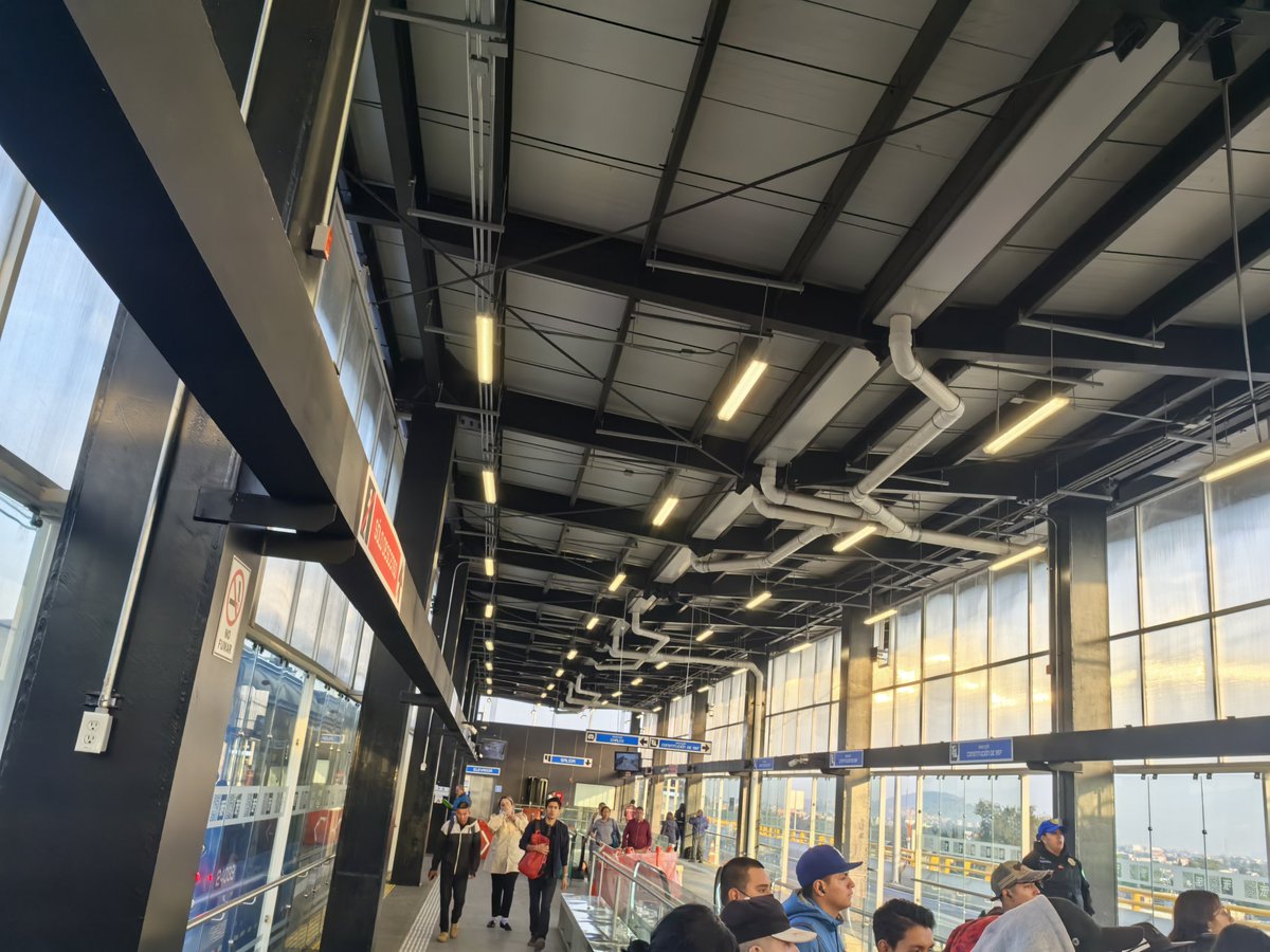 AleCruzLuna's tweet photo. En trolebus metro santa Marta dirección Constitución, dejan acumular gente como si fueran miscros, si el servicio fuera constante no pasaría eso. 

@telediario @LaSEMOVI 

@Alc_Iztapalapa  #trolebus https://t.co/07F0LUg6Kt