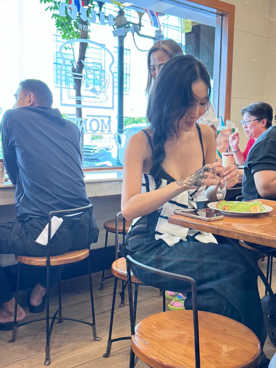 วันที่ฮวาซามาไทย มีคนเจอน้องอยู่ร้านมนต์นมสด กำลังกินขนมปังสังขยาด้วยอ่ะ อร่อยไหมค้าบยัยหนู555555 ละใดๆคือฮวาซากับกล้องสดโทรศัพท์สวยมากจริงๆ🥹