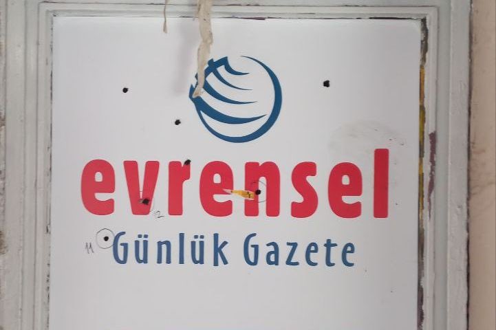 BASIN ÖZGÜRLÜĞÜNE KURŞUN

Coğrafyamızda uzun yıllardır basın özgürlüğü iktidarın baskısı altındadır. Tarafsız gazetecilik yapmaya çalışan özgür basın kuruluşları, cezalar, kapatmalar ve bombalı saldırılarla karşı karşıya kalmıştır. Hakikatin peşinde koşan onlarca gazeteci