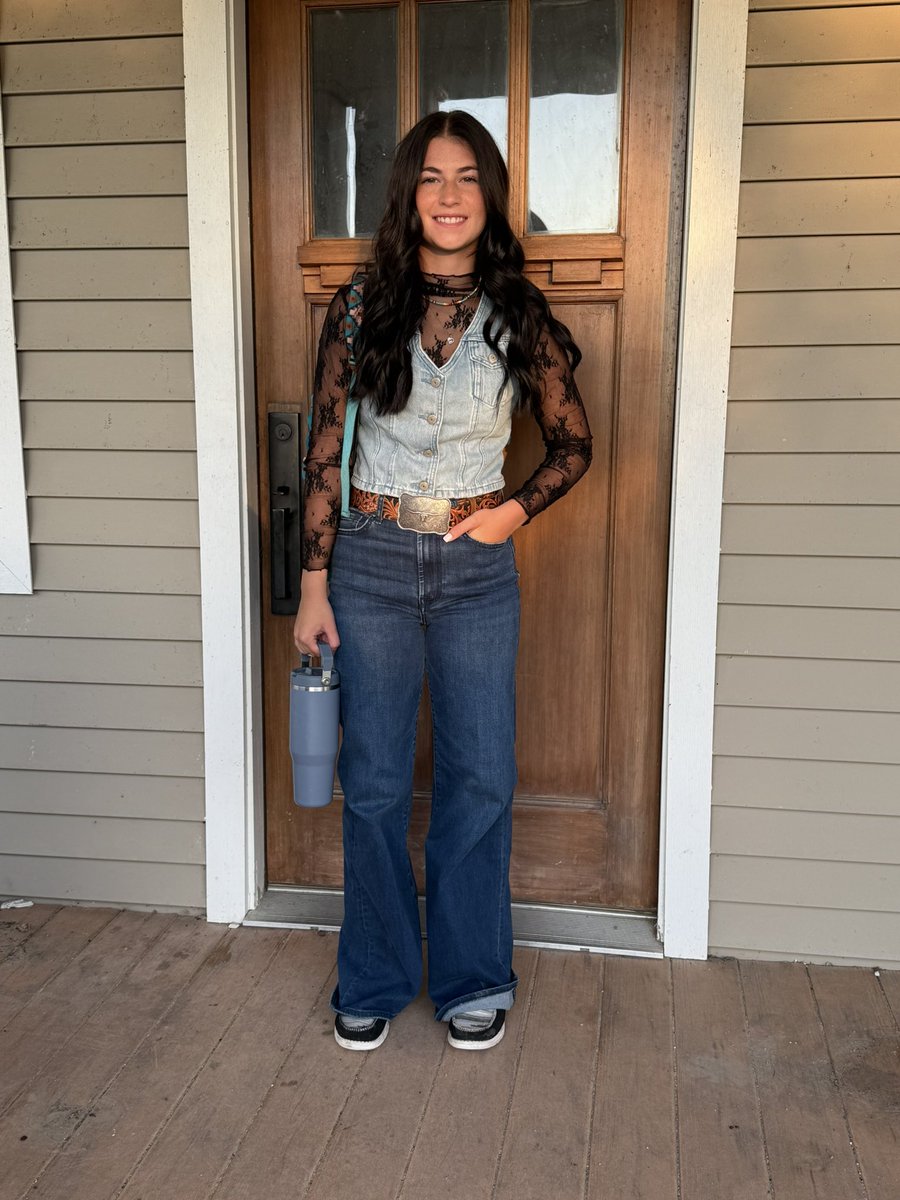 TravisPete_son's tweet photo. My baby is a senior. Life goes by pretty fast https://t.co/mToS2ymQ34