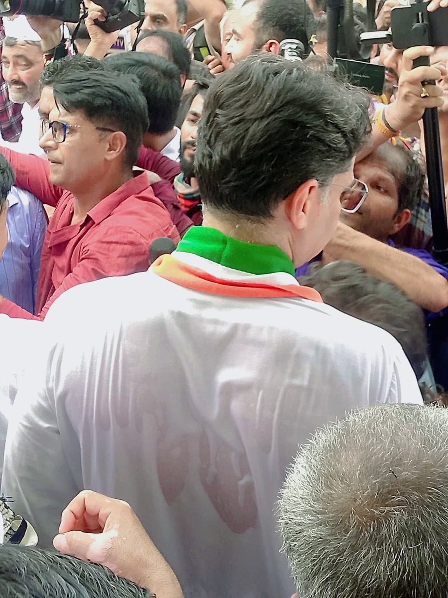 HanuvantL's tweet photo. जो पानी से नहाते हैं वह लिबास बदलते हैं जो पसीने से नहाते हैं वह इतिहास बदलते हैं। #VoteChori 
@RahulGandhi @SachinPilot https://t.co/0gjpAjuDTt