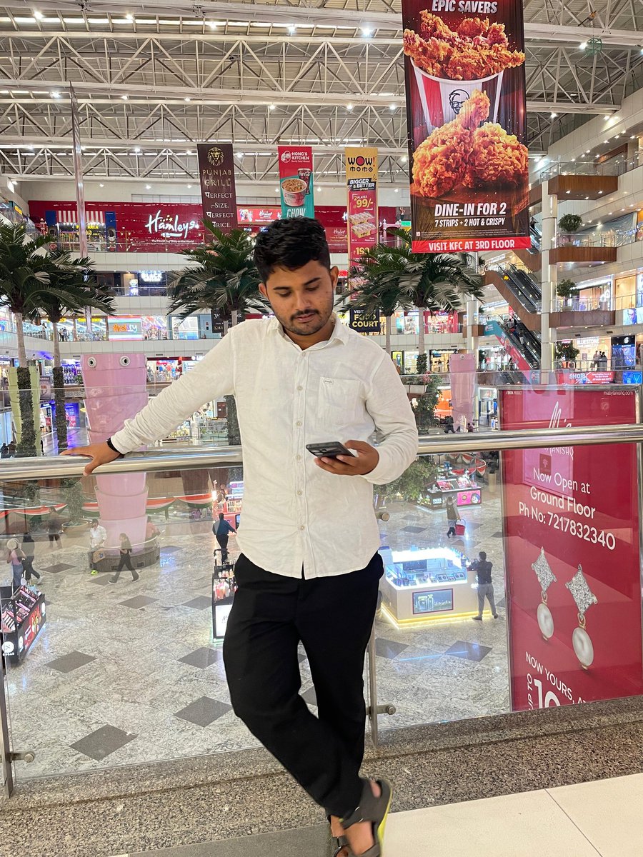 अपनी क़ीमत जानो, हर कोई 
तुम्हारी अच्छाई का हक़दार नहीं होता..