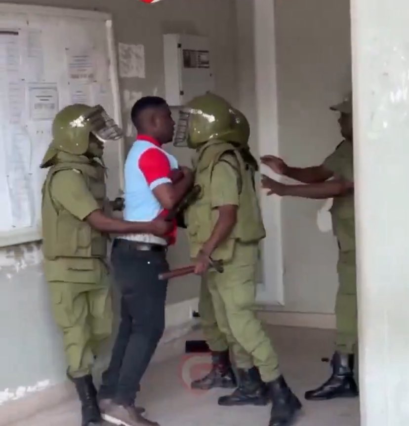 Martine Abdul Kandore (@martinabdul14) on Twitter photo Mh Katibu wa kanda ya Pwani  <a href="/ntele_bh/">Ntele B H</a> amekuwa akituita CHASO na kutupatia ushauri na kututia moyo kwenye mapambano ofisini Mara kwa mara.
Tunaona mapambano yako yanatupa nguvu ya sisi kuendelea kupambana na tunaamini tutashinda keep the fight higher my brother 👊 Mh Katibu wa kanda ya Pwani  <a href="/ntele_bh/">Ntele B H</a> amekuwa akituita CHASO na kutupatia ushauri na kututia moyo kwenye mapambano ofisini Mara kwa mara.
Tunaona mapambano yako yanatupa nguvu ya sisi kuendelea kupambana na tunaamini tutashinda keep the fight higher my brother 👊