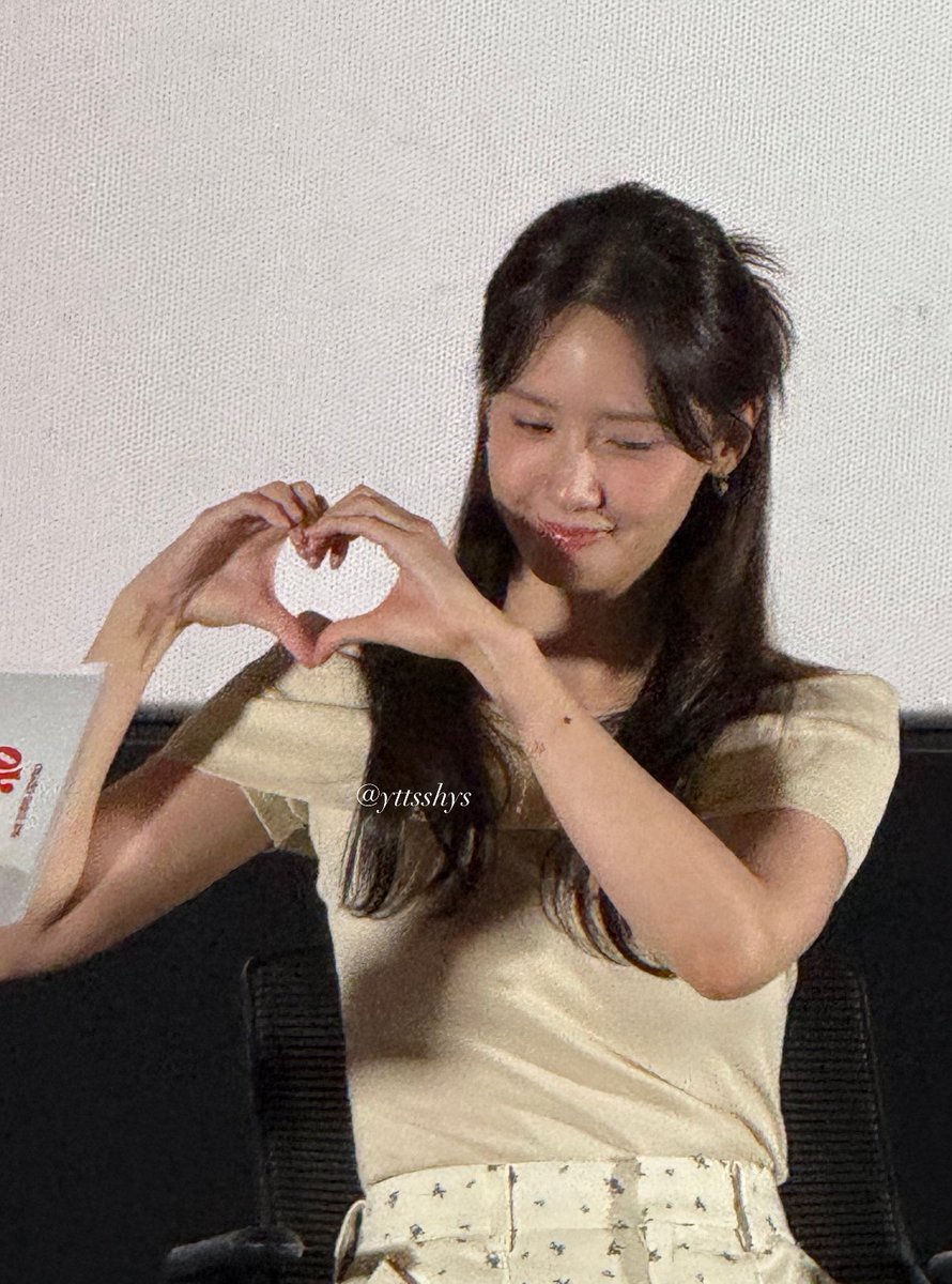 250813 #악마가이사왔다 #윤아

감독님한테 윤아를 캐스팅한 이유(?)물어봤는데 감독님이 그냥 윤아랑 하고싶었다고 함

윤아가 하트하니까 감독님이 부럽죠? (비즈니스 사이입니다) 이럼 ㅋㅋㅋㅋㅋㅋㅋㅋ