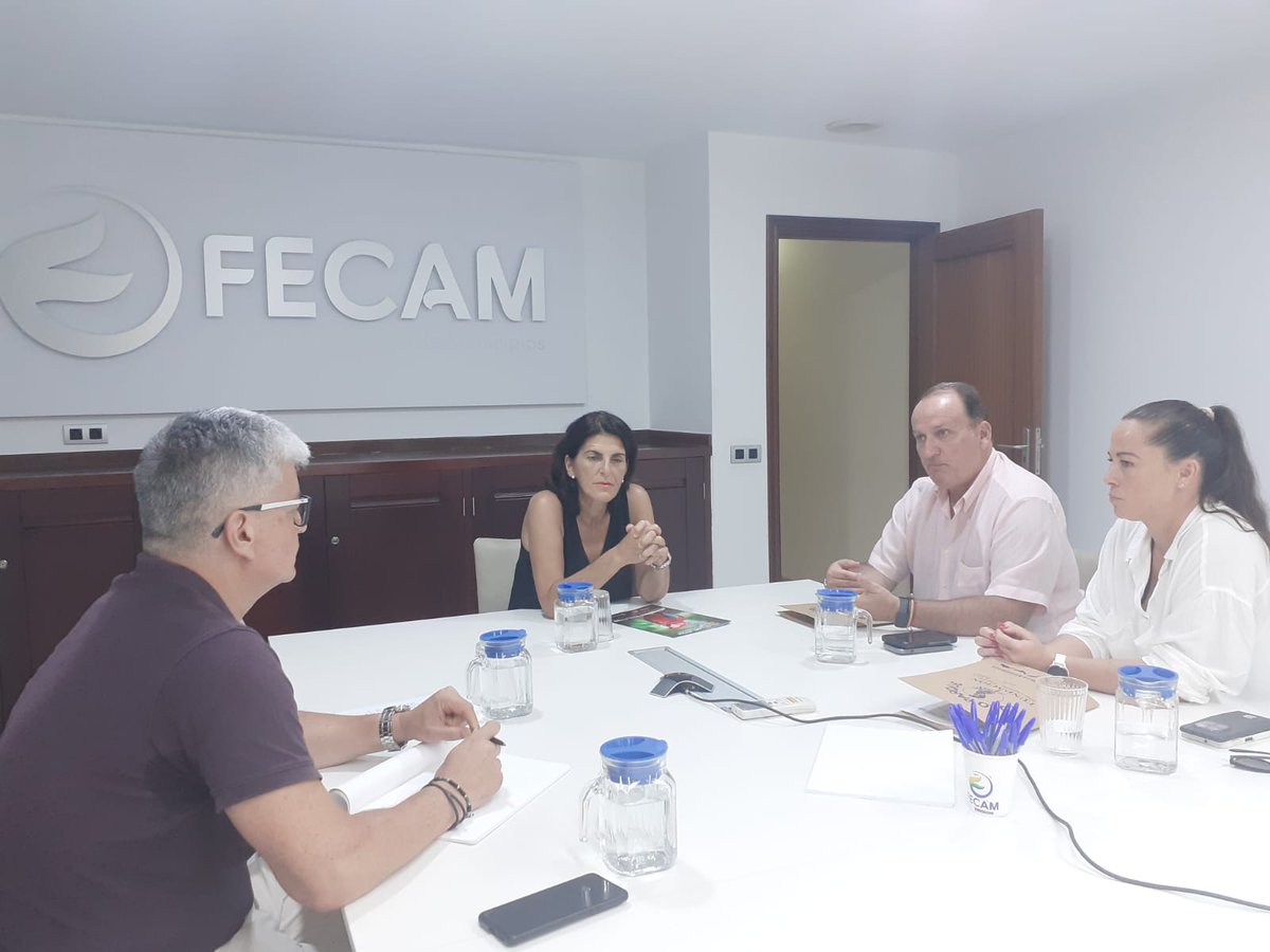 👥 Este miércoles , la presidenta de la Comisión de Educación de la FECAM, <a href="/AnaDortaGuia/">Ana Dorta</a>, mantuvo un encuentro con el director de Relaciones Institucionales del <a href="/LoroParque/">Loro Parque</a>, <a href="/RicardoFPA/">Ricardo Fdez de la Puente</a>.