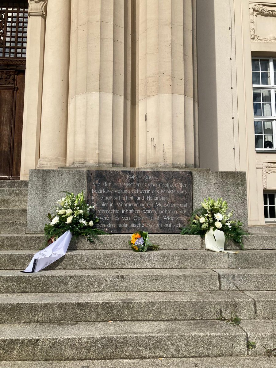 Erinnerung und Mahnung: zum 64. Jahrestag des Mauerbaus gedachten wir heute mit Mitgliedern der Stadtvertretung #Schwerin der Opfer. Infos zu diesem Tag und weiteren Gedenkveranstaltungen auf unserer Themenseite: politik-mv.de/2025/08/12/13-…