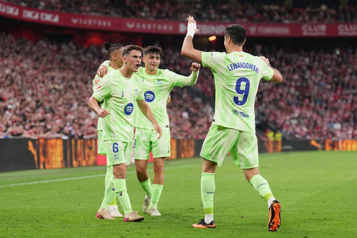 🇵🇱🗣️Lewandowski: “Al principio, fue difícil (estar con tantos jóvenes) porque es otra generación, con otras ideas, pero entendí que no puedo disputarles, puedo ayudarles porque al final pueden ayudarme a mí. Aprendo mucho de ellos. No pensé que sucedería.

Cuando veo que aún no